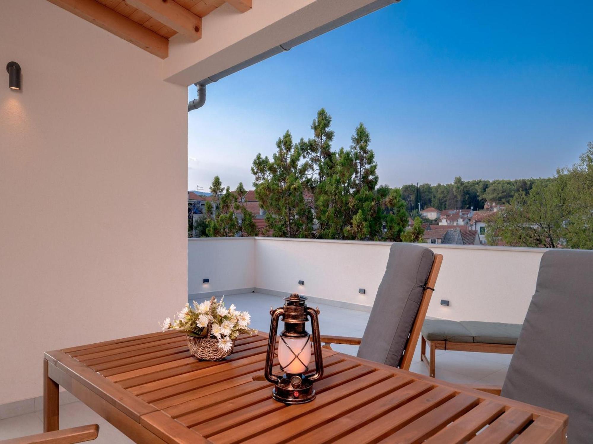 Nicely Decorated House With Top Roofed Terrace Врбоска Екстериор снимка