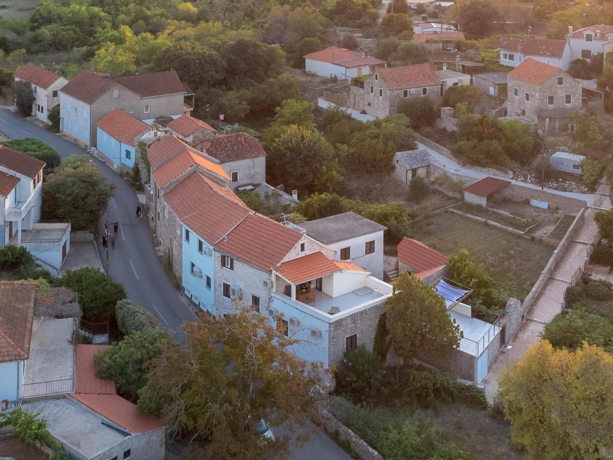 Nicely Decorated House With Top Roofed Terrace Врбоска Екстериор снимка