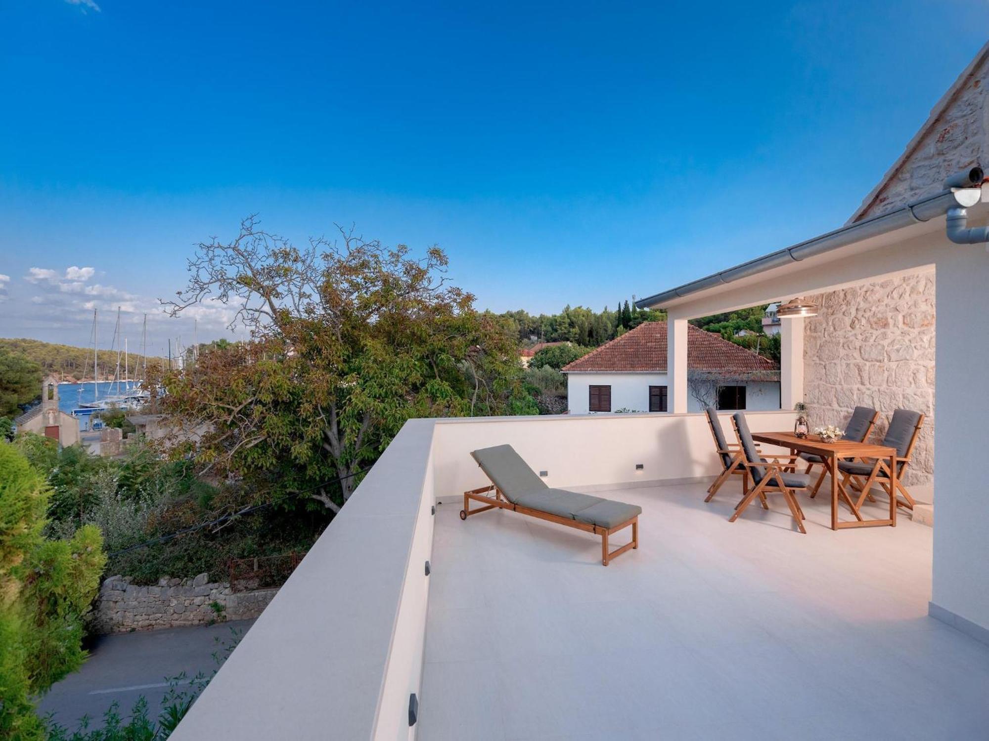 Nicely Decorated House With Top Roofed Terrace Врбоска Екстериор снимка